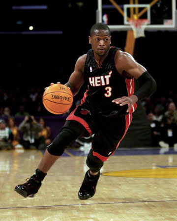 香港球迷：哲凯赖什登场令人激动！（香港球迷：哲凯赖什出场瞬间点燃全场）