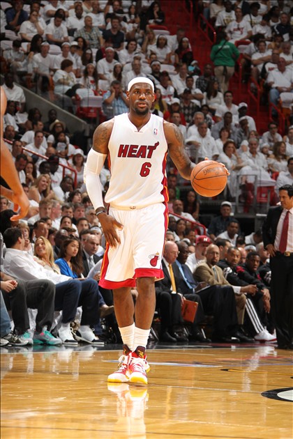 穆勒：越接近决赛看球的人越多，在数万球迷面前踢球令我兴奋（穆勒：越临近决赛观赛人数越多，置身万人面前比赛让我更兴奋）