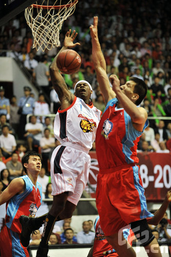 詹：现在的身体状态还不是很好；施洛特贝克整天说“废话”（詹坦言身体尚未回到最佳状态，称施洛特贝克整天“瞎说”）