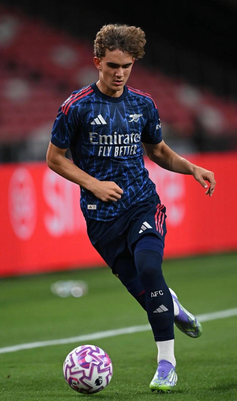 利物浦主场迎战布莱顿，两队战意高昂，利物浦凭借主场优势和阵容完整度有望取胜。（利物浦主场对阵布莱顿，双方斗志旺盛，红军凭主场与人员齐整更有胜算）