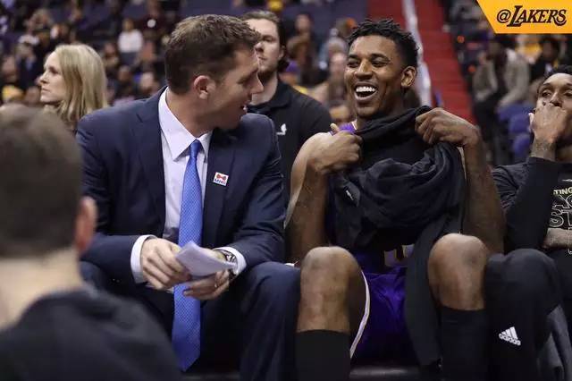 时光荏苒三十二载，感恩你我风雨相伴。同心逐梦共赴...（三十二载光阴如梭，感恩一路同行；同心逐梦，奔赴未来）