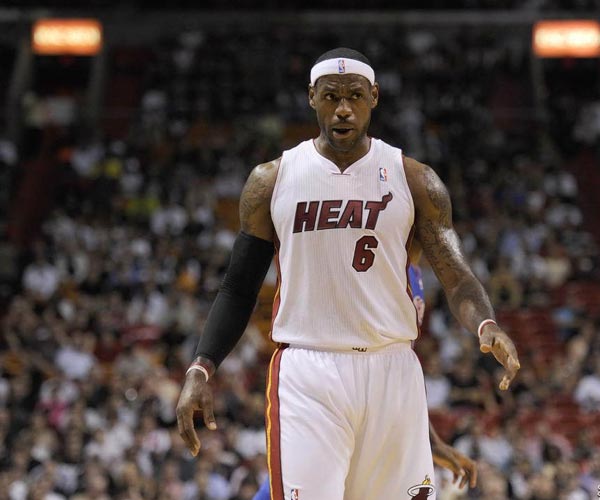 太尴尬！梁靖崑被观众“表白”，一脸严肃，孙颖莎偷笑，队友都懵了（尴尬瞬间！观众当众向梁靖崑示爱，他神情严肃，孙颖莎偷笑，队友全懵）