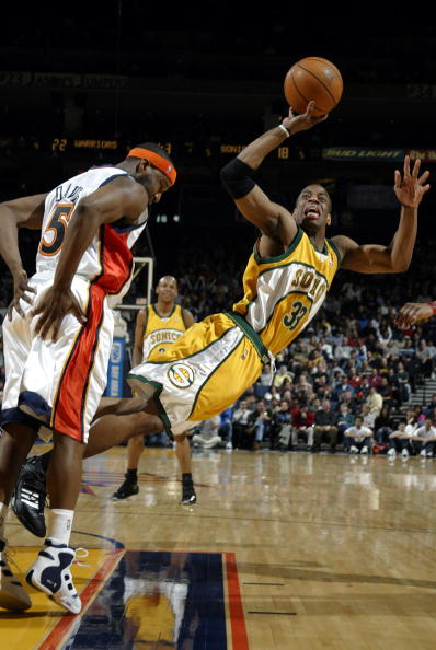 太阳队记：狄龙与裁判对峙使用不当言语，罚款35000美元（太阳随队记者：狄龙因与裁判争执出言不当，被罚3.5万美元）