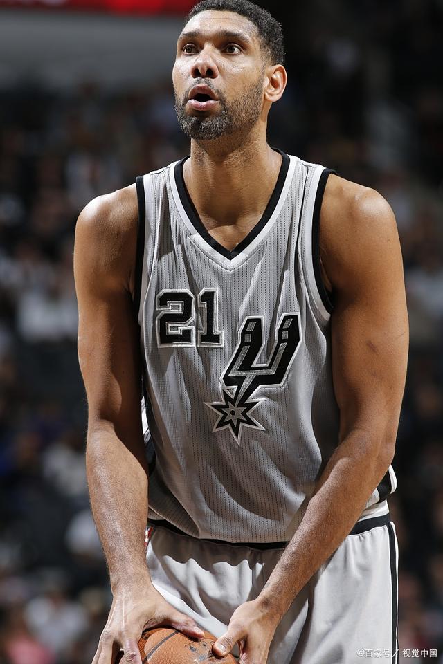 男子用手套自制钓鱼手势浮漂，看到“OK”就表示鱼已咬钩浮漂（手套改造钓鱼手势漂，“OK”一现即中鱼）